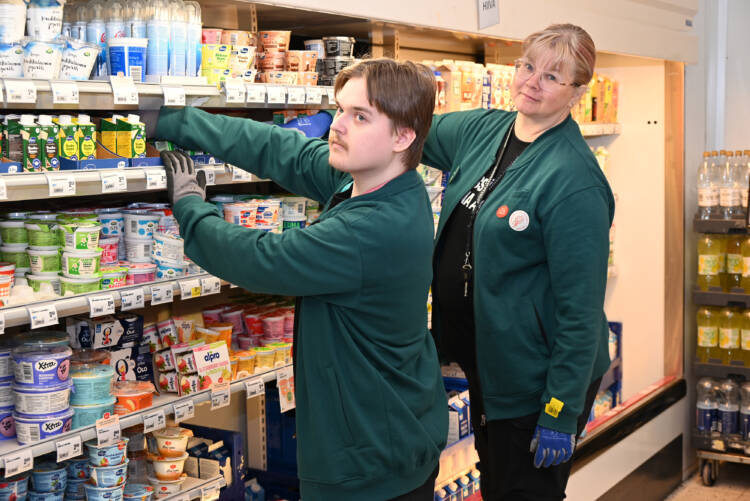 mies ja nainen työvaatteissa, ja kaupan kylmäkaappi