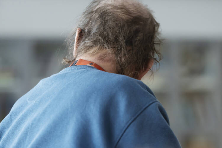 mies takaapäin, hiuksia ei ole aikoihin kammattu