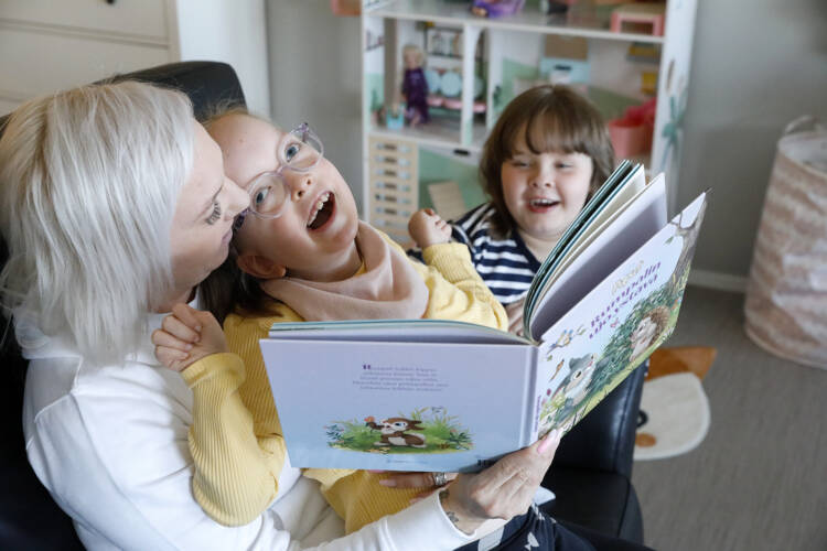 satukirjatuokio, kaksi tyttöä ja nainen